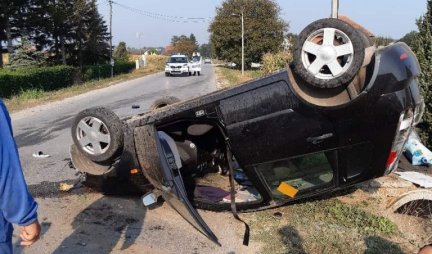 (FOTO) ZASTRAŠUJUĆI PRIZOR KOD PRELJINE! Vozač ispao iz automobila tokom prevrtanja
