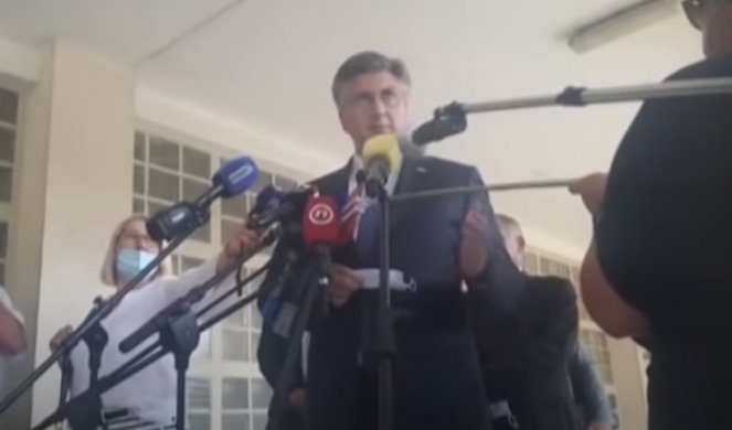 NESPRETNI PLENKOVIĆ! Hrvatski premijer izbio novinarki telefon iz ruke, a onda se dodatno ukopao neslanom "šalom"! (VIDEO)