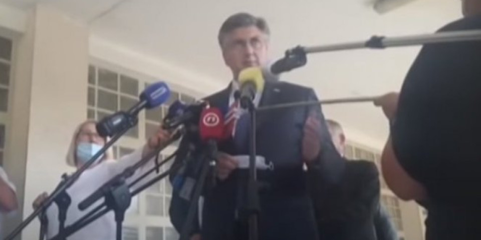 NESPRETNI PLENKOVIĆ! Hrvatski premijer izbio novinarki telefon iz ruke, a onda se dodatno ukopao neslanom "šalom"! (VIDEO)