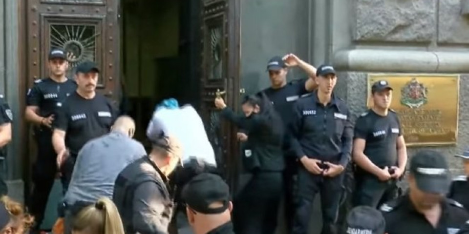 POLICIJA MORALA DA REAGUJE! Demonstranti izneti iz parlamenta Bugarske! (VIDEO)