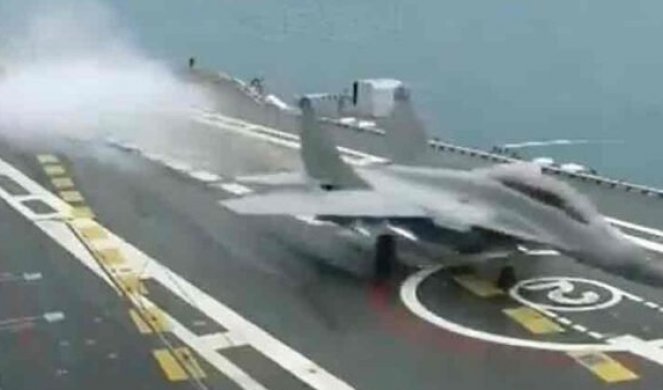 SPEKTAKULARAN SNIMAK! Pogledajte redak video sletanja moćnog lovca MiG-29K na nosač aviona! (VIDEO)