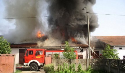 DRAMA NA ČENEJU! Zapalio se salaš, devet vatrogasaca u borbi PROTIV VATRENE STIHIJE