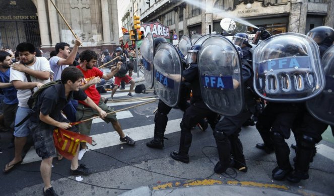 (UZNEMIRUJUĆI VIDEO) ARGENTINA PRED HAOSOM! Demonstranti kamenicama SMRVILI policijski kordon!