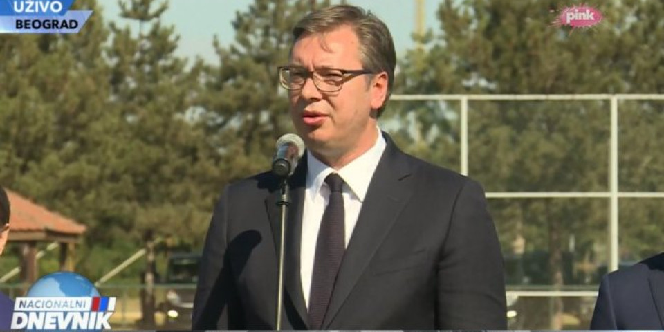 "STRUČNJACI" TREBA DA ZNAJU DA SE TA POSUDA ZOVE DEKANTER, A NE BUTELJKA! Vučić: Oni koji ne mogu da me pobede IMAJU SAMO BES I MRŽNJU!