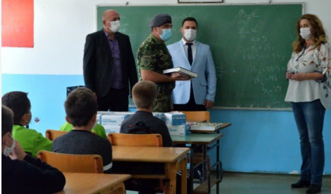 SJAJNO! Vojska Srbije pomaže đacima u seoskim školama na Pešteru! (FOTO)