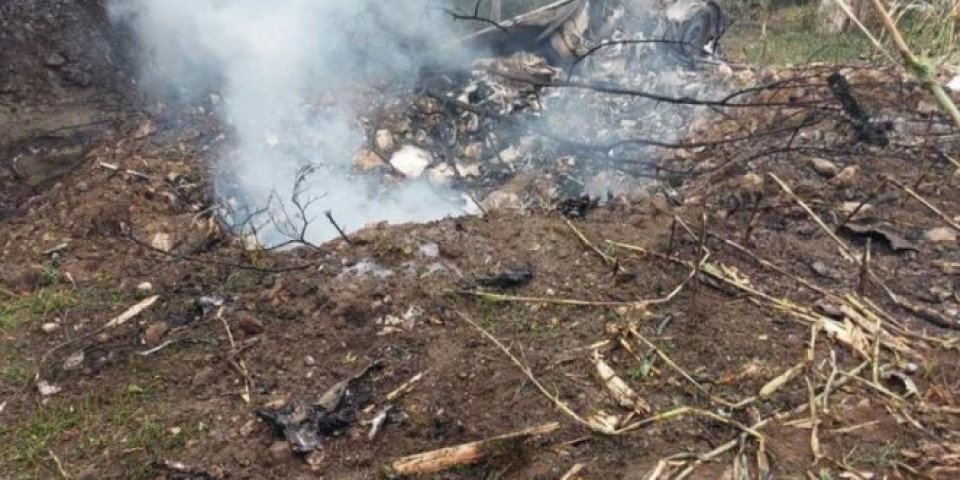 (FOTO/VIDEO) PRVE SLIKE I SNIMCI SA LICA MESTA! Pao Mig-21, zapaljeni delovi aviona rasuti po dvorištu