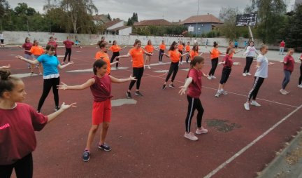 (VIDEO) VESELO I POUČNO U KIKINDI: Učenici osnovnih škola kroz igru uživali u Evropskom danu sporta, POGLEDAJTE KAKO JE BILO!