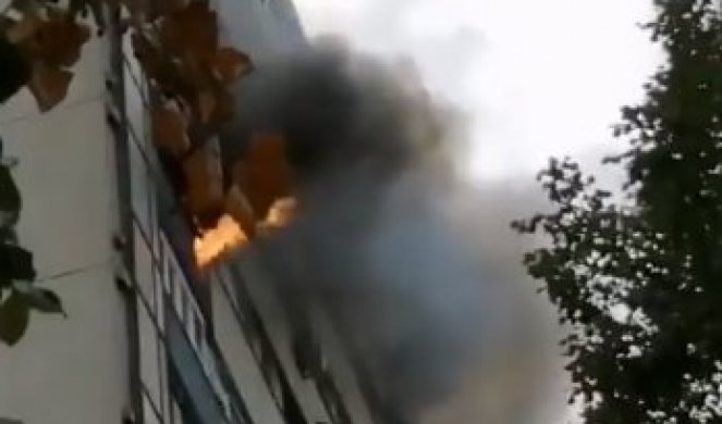 (VIDEO) BUKTI POŽAR NA NOVOM BEOGRADU! Kulja dim iz stana na 11. spratu zgrade!
