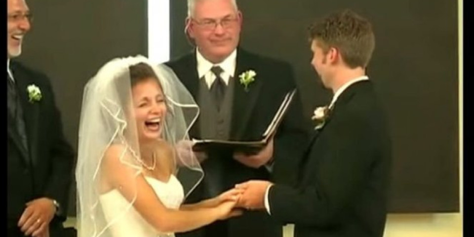 (VIDEO) Mlada PALA OD SMEHA usred venčanja, zvanice se pridružile! Evo šta joj je REKAO MLADOŽENJA!