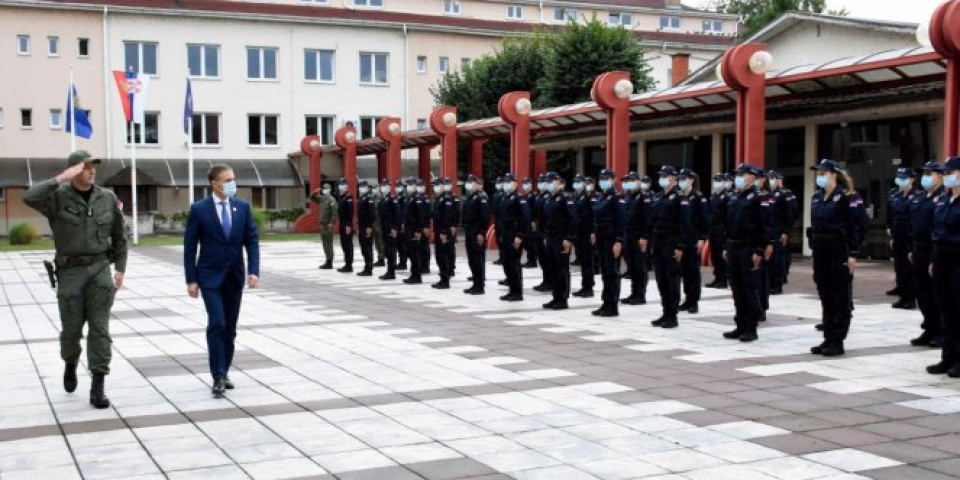 PRIČAJU O POLICIJI KAO DA SU TU 30 GODINA, A U STVARI NIŠTA NE ZNAJU! Ministar Stefanović sa novom generacijom studenata KPU!