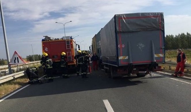 (FOTO) JEZIV SUDAR NA ZRENJANINSKOM PUTU! Sudarili se kamion i šleper, VOZAČ STRADAO NA LICU MESTA