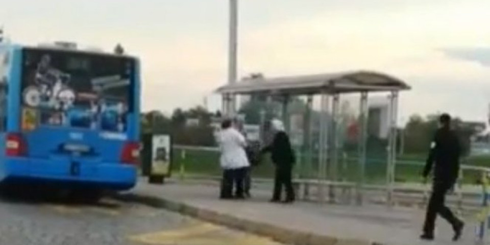 TUČA PENZIONERKI NA AUTOBUSKOJ STANICI! Najpre se sporečkale, a onda počele da se udaraju torbicama i šutiraju, EVO KAKO SE ZAVRŠIO FAJT! (VIDEO)