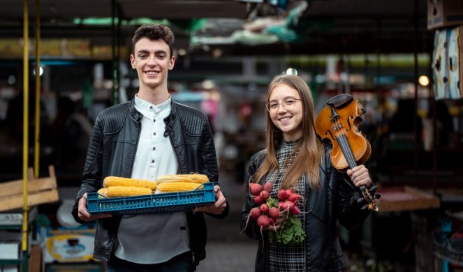 HRANA ZA UŠI, NEODOLJIVA POSLASTICA: Kristina i Aleksadar klasičnom muzikom prodavcima i kupcima NA PIJACI OKREPILI DUŠU!