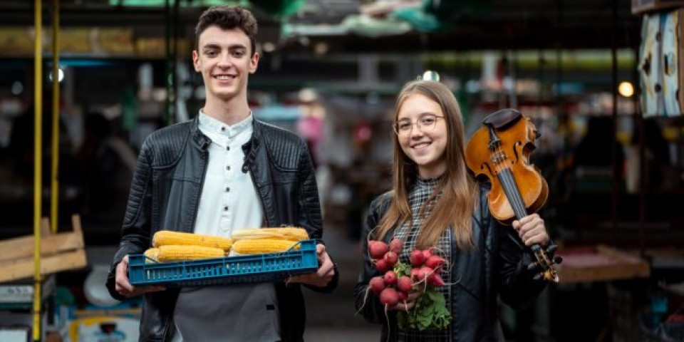 HRANA ZA UŠI, NEODOLJIVA POSLASTICA: Kristina i Aleksadar klasičnom muzikom prodavcima i kupcima NA PIJACI OKREPILI DUŠU!