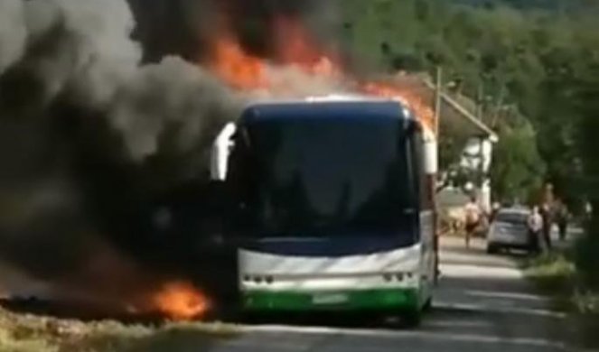 STRAVIČAN PRIZOR KOD VRANJA! Zapalio se autobus u pokretu, putnici panično istrčavali! (VIDEO)