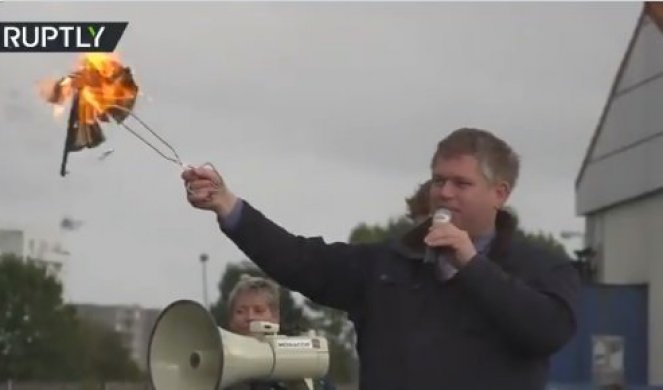 KONTRADIKTORNE VREDNOSTI ISLAMA U ODNOSU NA EVROPU! Tokom protesta desničara zapaljeni primerci kurana! (VIDEO)