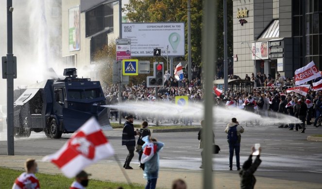 HAOS U MINSKU! Policija rasterala demonstrante vodenim topom (VIDEO)