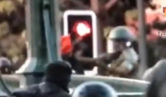 (UZNEMIRUJUĆI VIDEO) HOROR U ČILEU! Policajac zgrabio tinejdžera (16) i bacio ga sa mosta!