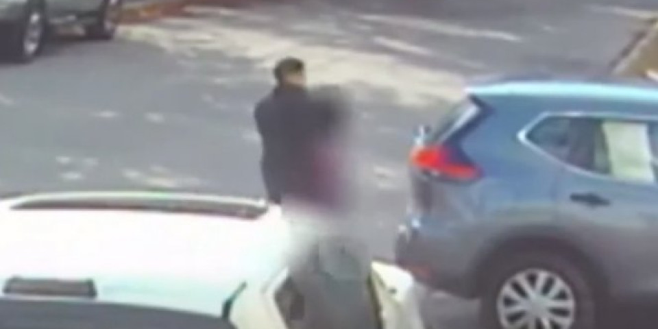 (UZNEMIRUJUĆI VIDEO) DRAMATIČAN SNIMAK OTMICE! Zaustavio je auto i zgrabio devojčicu čim je izašla iz školskog autobusa!