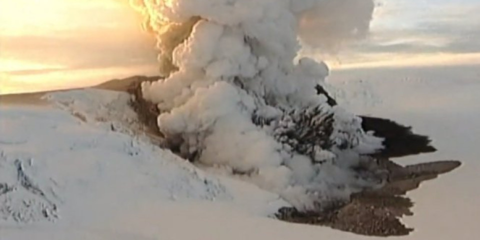 BACAO PEPEO I DO 10 KILOMETARA! Jaka erupcija vulkana u Rusiji (VIDEO)