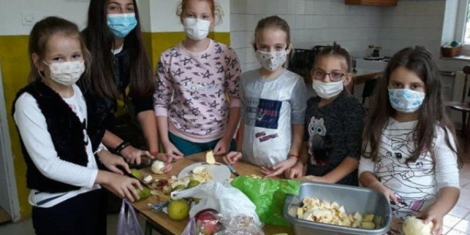 U IGRI SECKALI: Đaci u Jarmenovcima obeležili „Dan zdrave hrane“, pravili salate od povrća i voća