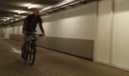 (VIDEO) ZARADIO 80 MILIONA, a biciklom dolazi na trening!