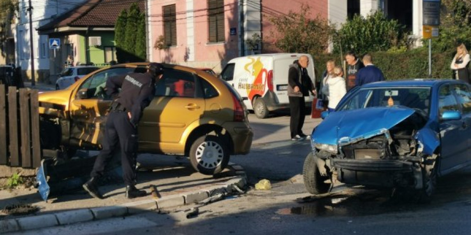 (FOTO) KARAMBOL U CENTRU ČAČKA: Posle sudara automobil završio u dvorištu, domaćin očajan svakih sedam dana RUŠE MU OGRADU