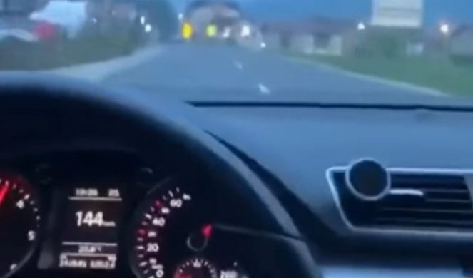 (VIDEO) PAKLENI PAZARSKI RULET! Bahati vozač uživao snimajući se kako sumanuto VOZI 144 NA SAT U BLIZINI ŠKOLE