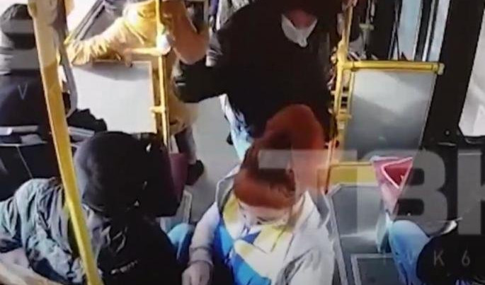 PUTNIK PRETUKAO KONDUKTERKU JER JE TRAŽILA DA STAVI MASKU! Drama u autobusu, putnici gledali u šoku! (VIDEO)