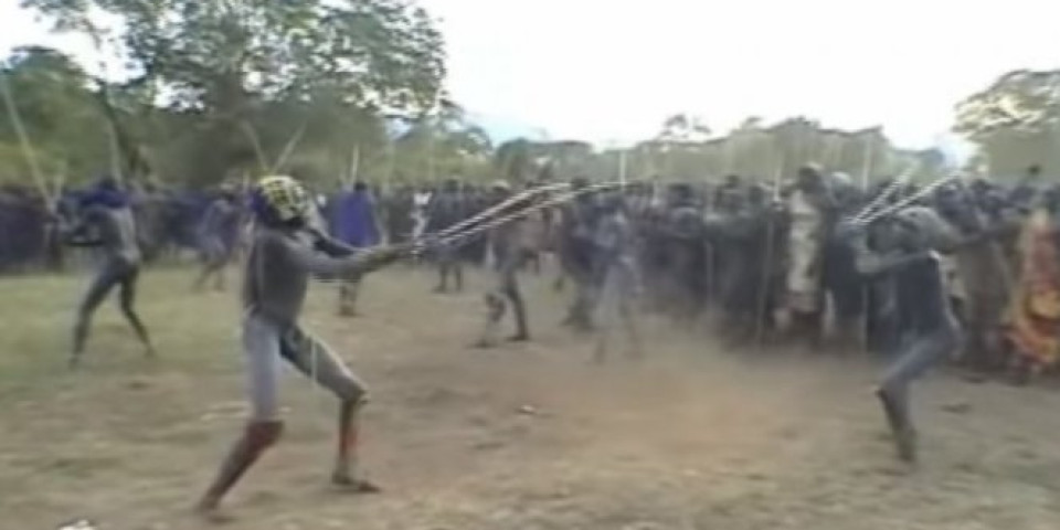 SUROVI SVADBENI RITUAL! Krvave borbe motkama za mladu, "sudije" se brinu da neko ne pogine! (VIDEO)