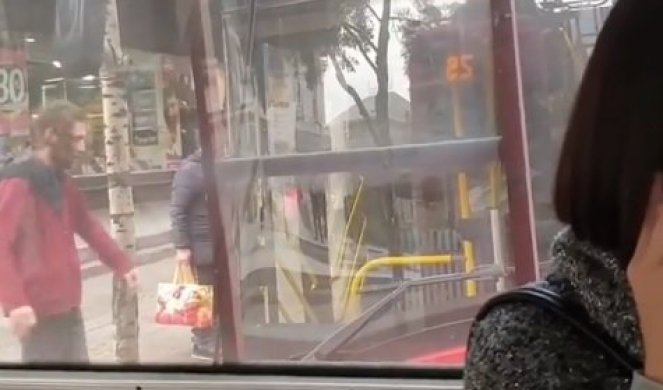 (VIDEO) VANDALIZAM U CENTRU BEOGRADA! Pobesneli mladić šutirao autobus iz sve snage, PUTNICI I PROLAZNICI OSTALI U ŠOKU!