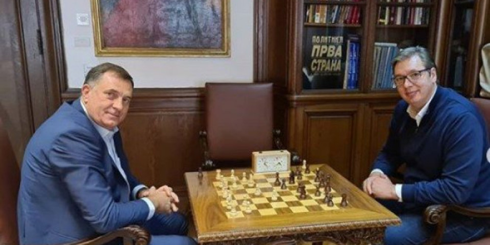 (FOTO) IMAMO PET MINUTA ZA JEDNU BRZU PARTIJU! Vučić i Dodik odigrali šah u Predsedništvu!