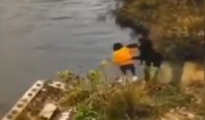 (UZNEMIRUJUĆI VIDEO) BIZARNO UBISTVO U KINI! Gurnula ženu u vodu, upala sa njom, pa se obe udavile!