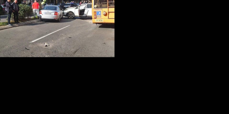 (FOTO SA LICA MESTA) UDES U CENTRU BEOGRADA! Trolejbus se "otkačio", na ulici POLUPANI AUTOMOBILI, ima i POVREĐENIH!
