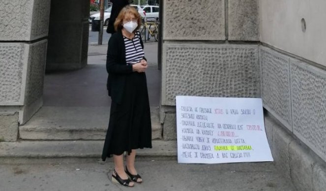 SLEPA PRAVDA! Nišlijka protestuje ispred Palate pravde, 890 plastičnih gajbica otplaćuje 22 godine, A JOŠ DUGUJE MILIONE!