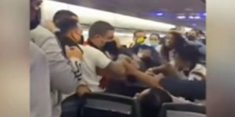 MASOVNA TUČA U AVIONU! Razlog je bizaran, a morala je da interveniše i policija (VIDEO)