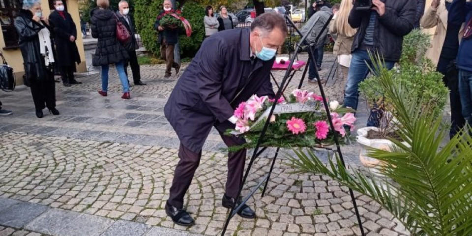 (FOTO) UŽICE SE SEĆA SLAVNIH RATNIKA: U porti crkve Svetog Đorđa poklonili se njima u čast