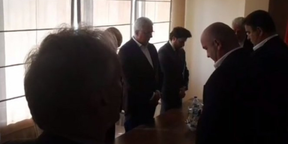 (VIDEO) MINUT ĆUTANJA ZA AMFILOHIJA! Abazović, Krivokapić i lideri koalicija odali poštu mitropolitu na početku nove runde pregovora o Vladi!