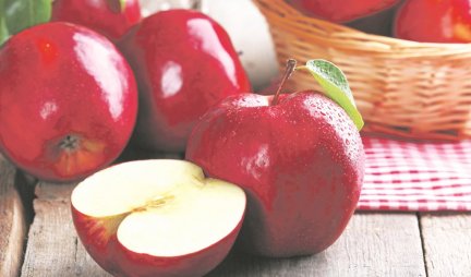 DA LI je bolje jesti SVEŽE ili KUVANE jabuke? Ako ih jedete 15 minuta PRE OBROKA, događa se nešto iznenađujuće