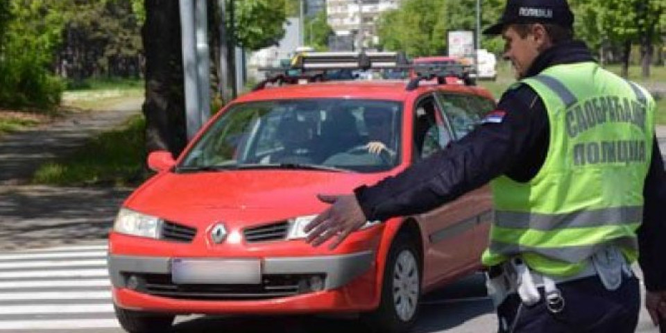 POLICIJA STALA NA PUT BAHATOM VOZAČU! Pijan i bez vozačke vozio Smederevskom Palankom
