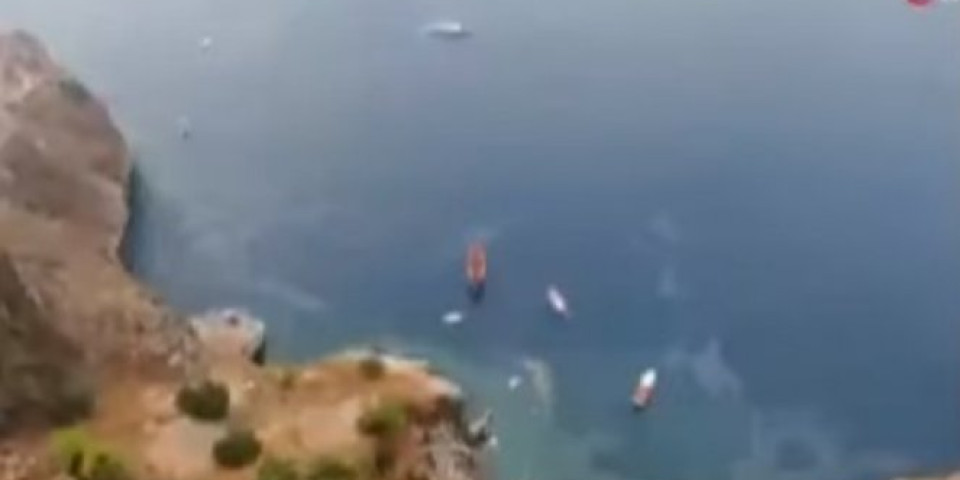 PREVRNUO SE BROD SA TURISTIMA U MEDITERANU! Turska obalska straža spašava brodolomnike! (VIDEO)