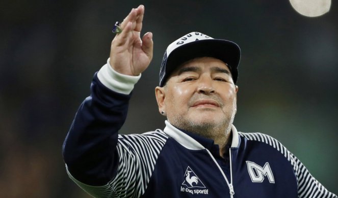 (FOTO DOKAZ) KAKVA JE TO LEGENDA! Isplivala fotka! Maradona je vozio čuvenu ZASTAVU 128!