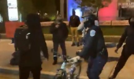 (VIDEO) HAOS NA ULICAMA VAŠINGTONA! Sukob demonstranata i policije!