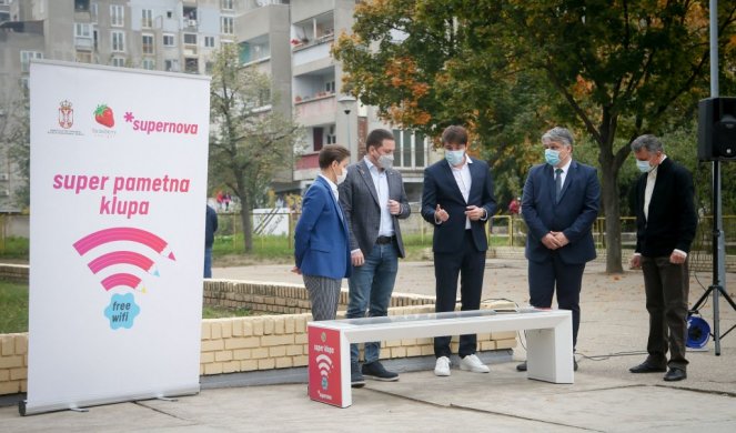 Supernova poklanja pametne klupe osnovnim školama u Srbiji
