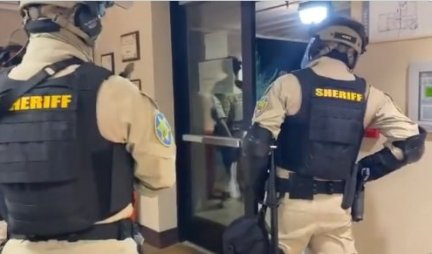 AMERIKA PRED PUCANJEM! Policija u Arizoni pod punom opremom ČUVA ljude koji broje glasove! (VIDEO)