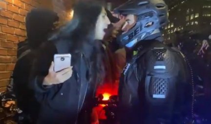 (VIDEO) PLJUNULA POLICAJCA POSRED LICA, PA ODMAH ZAŽALILA! Šokantne scene na ulicama Njujorka u jeku postizborne tenzije!