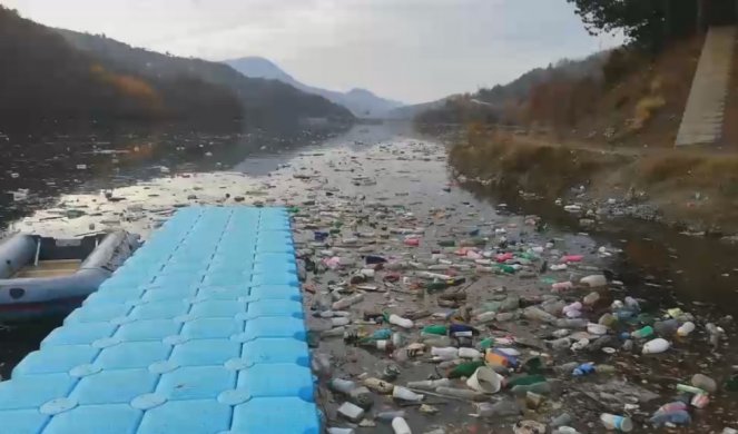 (FOTO/VIDEO) EKOLOŠKA KATASTROFA KOD PRIBOJA: Stotine kubika plastike i smeća preti da od Lima NAPRAVI MRTVU REKU!