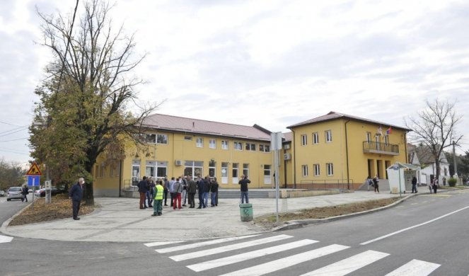 (FOTO) ZAVRŠAVA SE GRADNJA TRGA U BOLJEVCIMA Vesić najavio za narednu godinu trgove u Jakovu i Dobanovcima