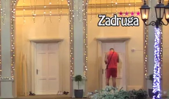 (VIDEO) TRAŽIO POMOĆ OD BOGA! Janjuš se PREKRSTIO, pa ušao u izolaciju! Ovako ga je Maja DOČEKALA