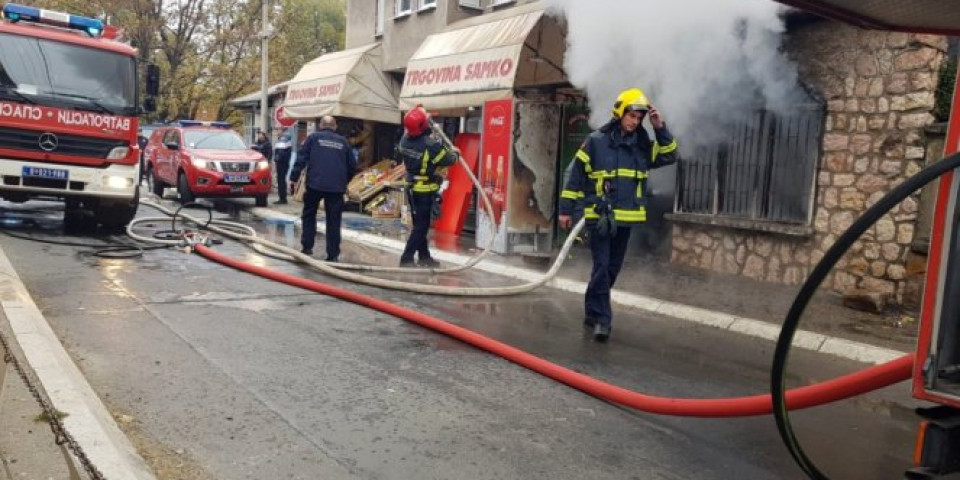 (FOTO/VIDEO) DRAMA U NOVOM PAZARU: U požaru potpuno izgoreo restoran, VATRENA STIHIJA PRETILA OKOLNIM KUĆAMA